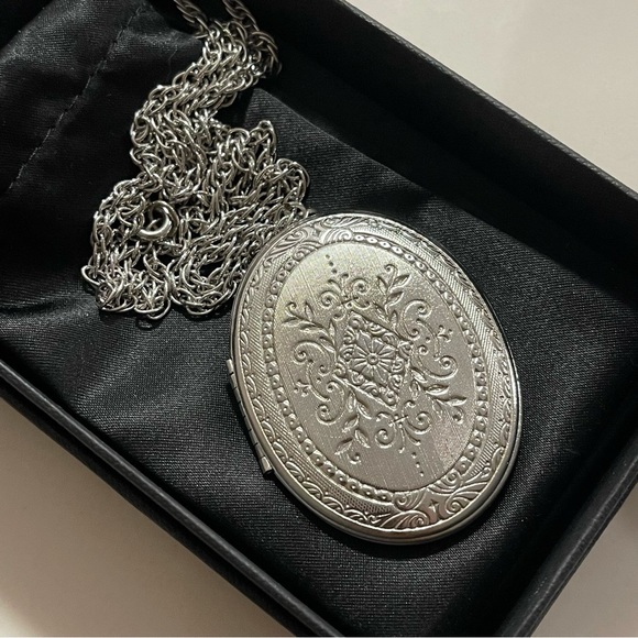 ✨ Vintage Crown TRIFARI silver floral locket - Picture 2 of 4